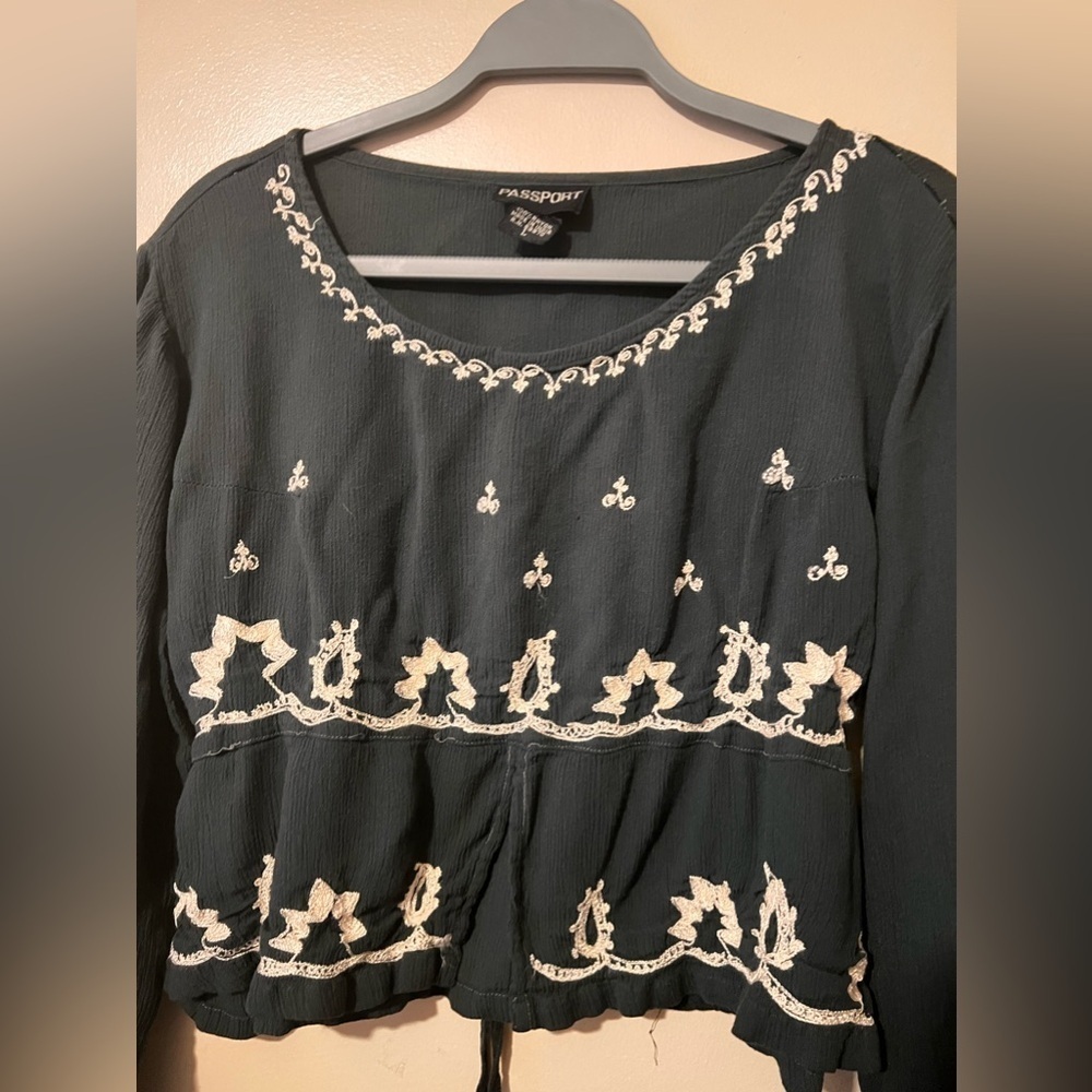 Passport vintage crop bohemian front slit top
Size large